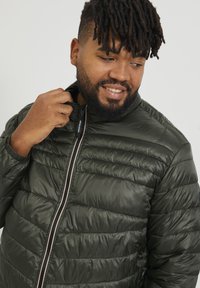 Jack & Jones JJEHERO PUFFER COLLAR - Chaqueta de entretiempo - olive