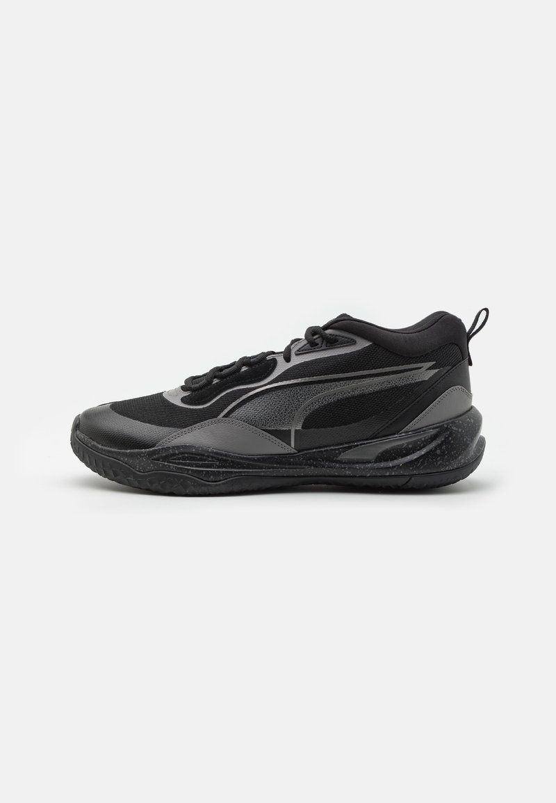 Sneaker sportivo nera e grigia con chiusura con lacci, suola testurizzata e linguetta su sfondo neutro, vista laterale.