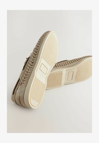 Unausgewählt, light stone