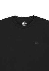 Schwarzes T-Shirt mit Rundhalsausschnitt, kleinem dunkelgrauem Quiksilver-Logo auf der linken Brust und bedrucktem Größenetikett im Krageninnenseite.