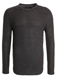 Pull en tricot gris foncé à manches longues avec une texture côtelée et un col rond.