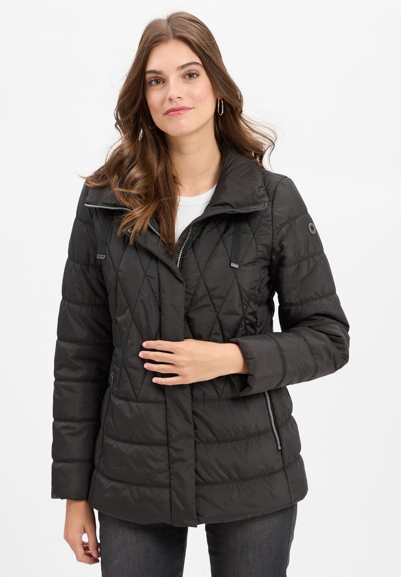 Schwarze gesteppte Pufferjacke mit einem strukturierten Kragen, Reißverschlusstaschen und einem diagonalen Muster. Das Material wirkt glatt und leicht glänzend.