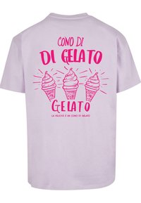 Vaaleanlila puuvillapaita, jossa on kolmen vaaleanpunaisen jäätelötötterön grafiikka ja teksti "CONO DI GELATO" paksuilla kirjaimilla.