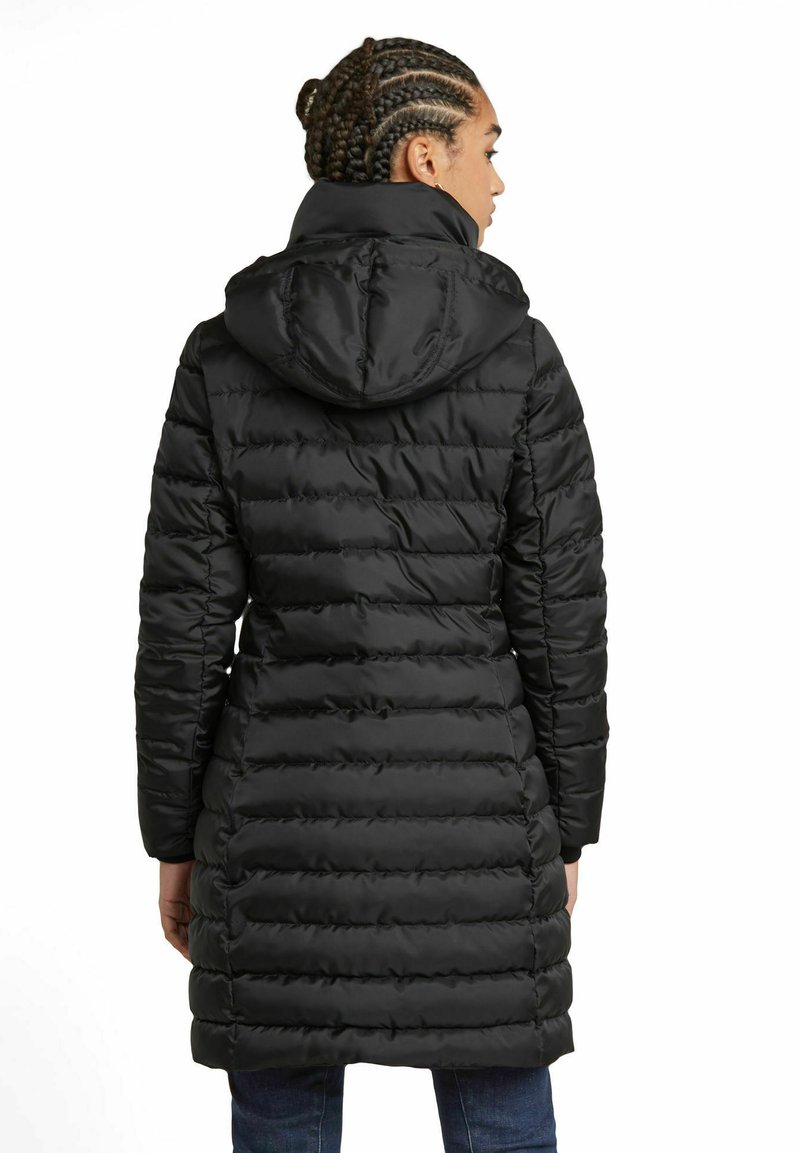 Schwarze, gepolsterte Jacke mit Kapuze, ausgestattet mit einem gesteppten Design, langen Ärmeln und einem mittellangen Schnitt. Hergestellt aus einem glatten, glänzenden Material.