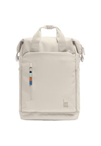 Beige rechteckiger Rucksack mit oberen Griffen, Frontreißverschluss-Tasche mit farbiger Zuglasche und "GOT BAG"-Logo unten rechts.