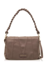 Bruine synthetische leren handtas met een gevlochten schouderband, gouden hardware en een gewatteerd ontwerp met een logo-plaat aan de voorkant.