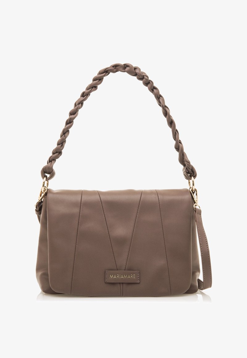 Braune Handtasche aus synthetischem Leder mit geflochtenem Trageriemen, goldfarbenen Beschlägen und einem gesteppten Design mit einer Logoplatte auf der Vorderseite.