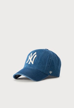 Gorra de béisbol de mezclilla azul con logo de NY bordado en blanco en la parte delantera y logo 47 en el lateral, mostrada sobre fondo blanco.
