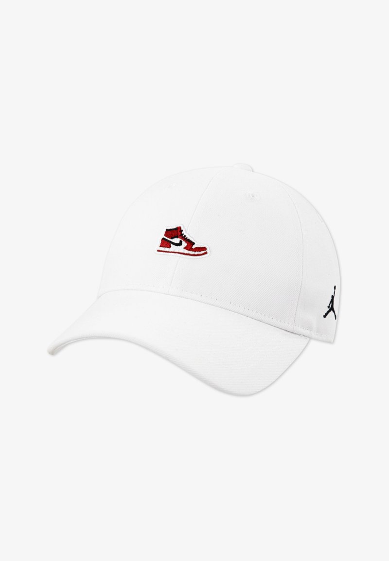 Cappellino da baseball bianco con visiera curva, decorato con un logo ricamato di una sneaker rossa e nera sul davanti e un piccolo logo nero sul lato.