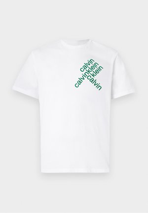 T-shirt en coton blanc avec un texte en diagonale vert affichant "calvin klein" de tailles variées à l'avant. Conception à manches courtes et col rond.
