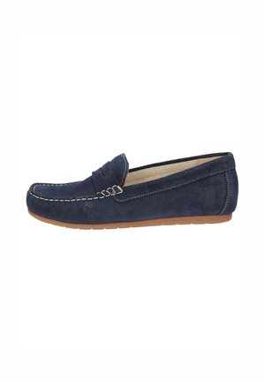 Marineblauwe suède loafer met witte stiksels, penny-banddetail en lichtbruine rubberen zool, zijaanzicht op witte achtergrond.