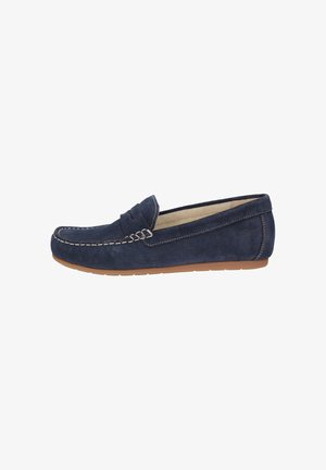 Marineblauwe suède loafer met witte stiksels, penny-banddetail en lichtbruine rubberen zool, zijaanzicht op witte achtergrond.