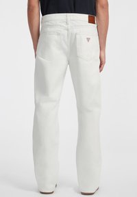 Guess Jeans Avar lõikega teksad - gj bull white