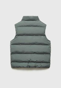 Gilet imbottito grigio con colletto alto, caratterizzato da imbottitura orizzontale, texture elegante e senza chiusure o decorazioni visibili.