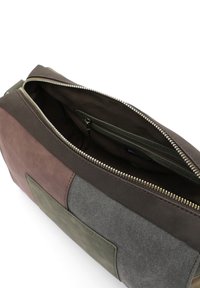 Borsa multi-materiale marrone e verde con chiusura a zip, dotata di un pannello grigio testurizzato e tasca interna con zip per un'organizzazione ottimale.