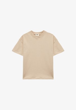 Beige bomulds T-shirt med korte ærmer, rund halsudskæring, afslappet pasform og minimale syninger. Glat tekstur, ingen mønstre eller detaljer.