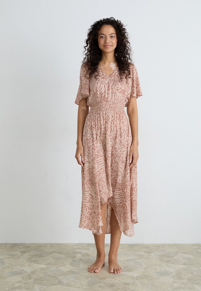 Vestido rosa de estampado con mangas cortas, escote en v y dobladillo asimétrico; hecho de un material ligero con una textura fluida.