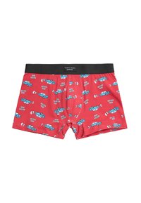 Bóxer rojo con cinturilla negra que presenta un patrón de coches vintage azules y puffs de humo blanco, etiquetado como Ysabel Mora Sockmats.