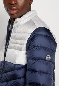 Jack & Jones JJEHERO PUFFER COLLAR - Vinterjakke - navy blazer/glacier gray