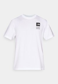 Λευκό βαμβακερό μπλουζάκι με κοντά μανίκια, στρογγυλή λαιμόκοψη και ένα μαύρο τετράγωνο λογότυπο που αναγράφει "THE NORTH FACE" και "60 ΧΡΟΝΙΑ ΚΑΙΝΟΤΟΜΙΑΣ".