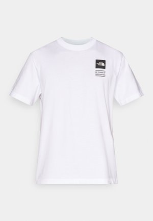 T-shirt en coton blanc à manches courtes, col arrondi, avec un logo carré noir portant l'inscription "THE NORTH FACE" et "60 YEARS OF INNOVATION".