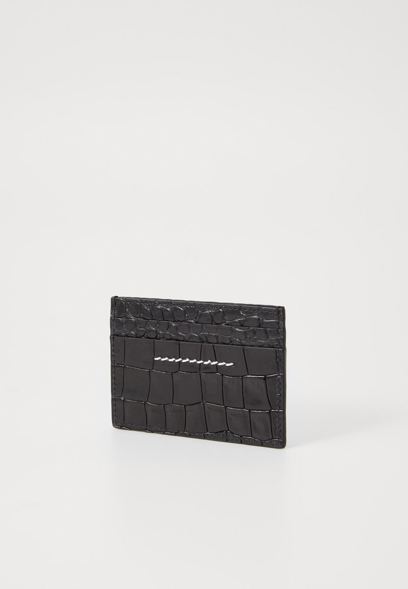 Zwarte kaarthouder met krokodillenstructuur en een gladde afwerking, voorzien van een gestikt wit logo-accent. Slanke, rechthoekige vorm geschikt voor kaarten.