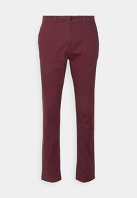 Pantalones de algodón burdeos con corte recto, que cuentan con un cierre frontal de botón y bolsillos estándar, textura suave y un diseño minimalista.