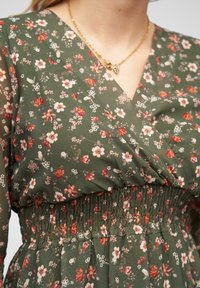 Cloud 5ive V-NECK MIT TAILLENGUMMIZUG - Rochie de zi - green