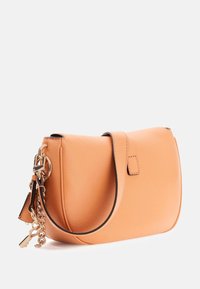 Sac à main en cuir de couleur pêche douce, au design semi-structuré, doté d'une bandoulière en chaîne et cuir, avec des accents de coutures subtiles.