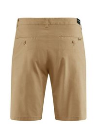 Pantaloni shorts khaki realizzati in tessuto di cotone morbido. Presentano due tasche posteriori con chiusura a bottone, passanti per la cintura e un design a gamba dritta.