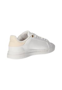 Białe skórzane trampki z gładką powierzchnią, zaokrąglonym noskiem i kontrastowym beżowym zapiętkiem. Posiadają złoty oczko i teksturowaną gumową podeszwę.