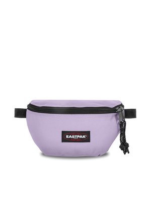 Marsupio Eastpak di colore viola chiaro con zip nera, tracolla nera e patch con logo al centro davanti.