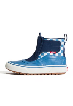 Midhoge blauwe Vans-laars met wit- en blauw geblokt textiel, rubberen zool, klittenbandsluiting en trek-lusjes voor en achter.