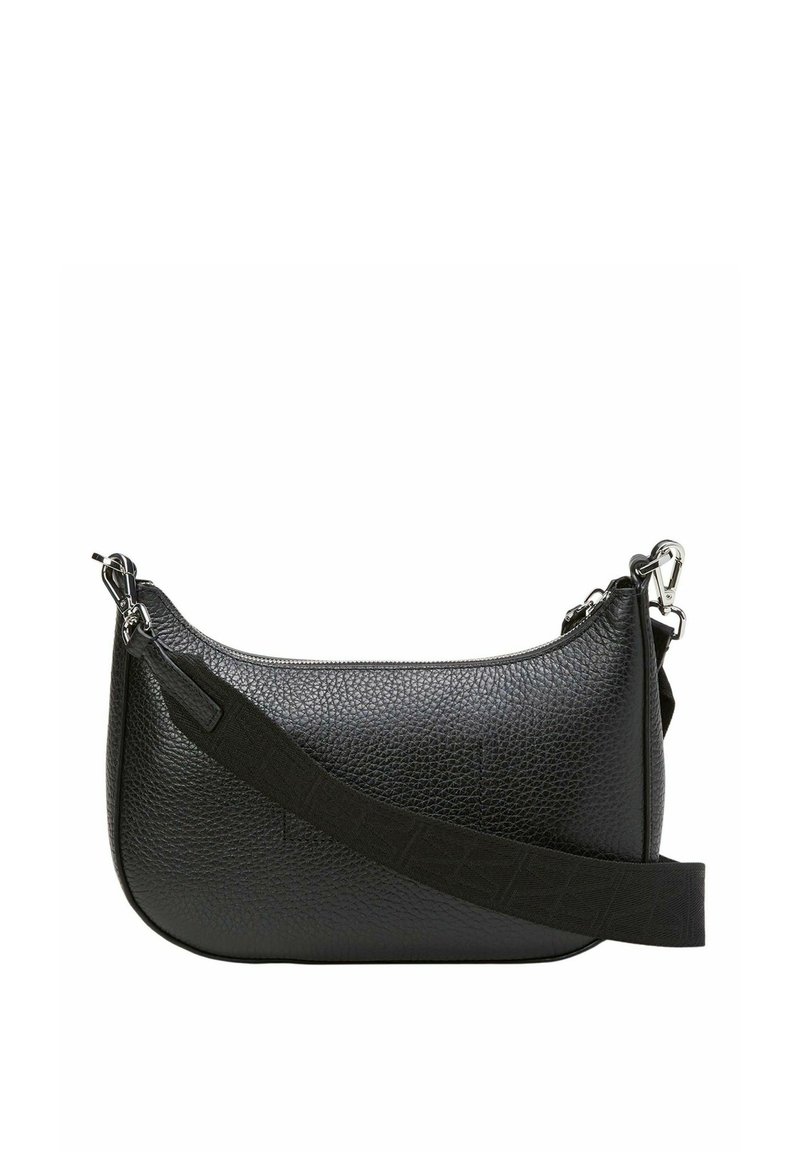 Zwarte gestructureerde leren schoudertas met een brede verstelbare schouderband en sluitingen van zilverkleurig metaal, inclusief ritsluiting.