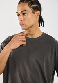 YOURTURN UNISEX BASIC GARMENT WASHED - Jednoduché tričko - asphalt
