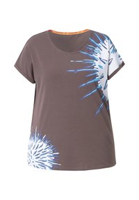 Bruine T-shirt met korte mouwen en een ronde hals, voorzien van blauw en witte abstracte grafische patronen aan de voorkant. Zachte katoenstof.