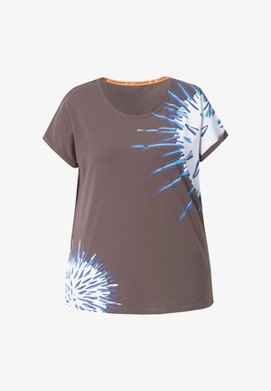 Ruskea lyhythihainen T-paita, jossa on pyöreä kaula-aukko ja edessä sinisiä ja valkoisia abstrakteja graafisia kuvioita. Pehmeää puuvillakangasta.