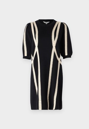 Rochie tricotată neagră cu mâneci bufante, având cusături decorative crem în modele liniare. Gât rotund și tăietură până la genunchi.