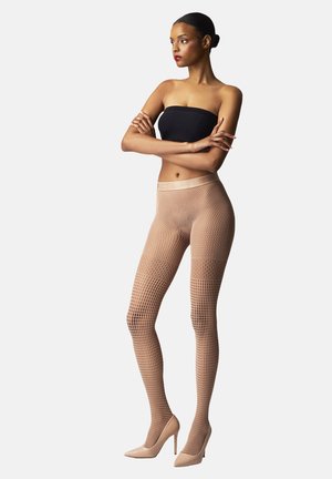 Beige Netzstrumpfhosen mit breitem Bund und durchgehendem Diamantmuster, kombiniert mit hautfarbenen High Heels und einem schwarzen Bandeau-Top.