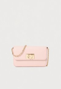 Rozā mākslīgās ādas ķermeņa soma ar zelta ķēdes siksnu un nospiežamu aizdari. Raksturo gluda tekstūra un noapaļotas malas.