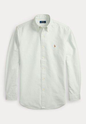 Chemise blanche à manches longues boutonnée avec fines rayures verticales vertes, col à boutons et petit logo cheval brodé sur la poitrine gauche.
