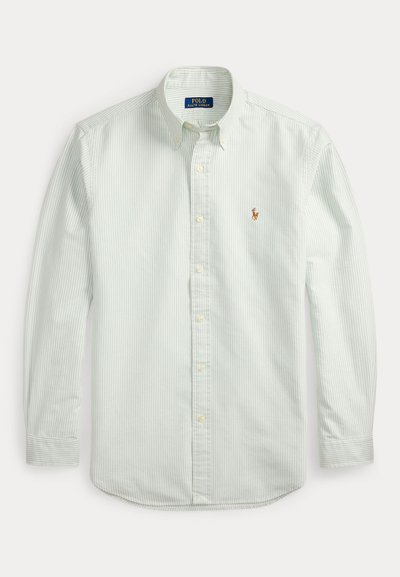 Chemise blanche à manches longues boutonnée avec fines rayures verticales vertes, col à boutons et petit logo cheval brodé sur la poitrine gauche.