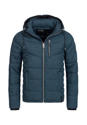 Gevoerde jas van donkerblauwe stof, met een afneembare capuchon, sluiting met voorkant rits, en twee zijzakken met ribgebreide boorden.