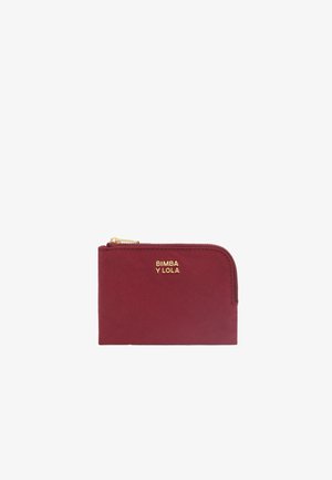Cartera Bimba y Lola, de piel burdeos, cierre con cremallera, detalle del logo en dorado en la parte frontal, textura suave, forma rectangular compacta.