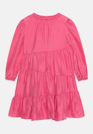 Rosa, langärmliges Kleid mit einem schichtigen Design, das Rüschendetails entlang des Ausschnitts und geraffte Abschnitte an der Taille und dem Saum aufweist.