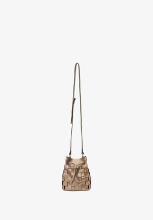 Bucket taske lavet af vævet beige læder med en glat finish. Har en snøre lukning og justerbar rem til alsidig brug.