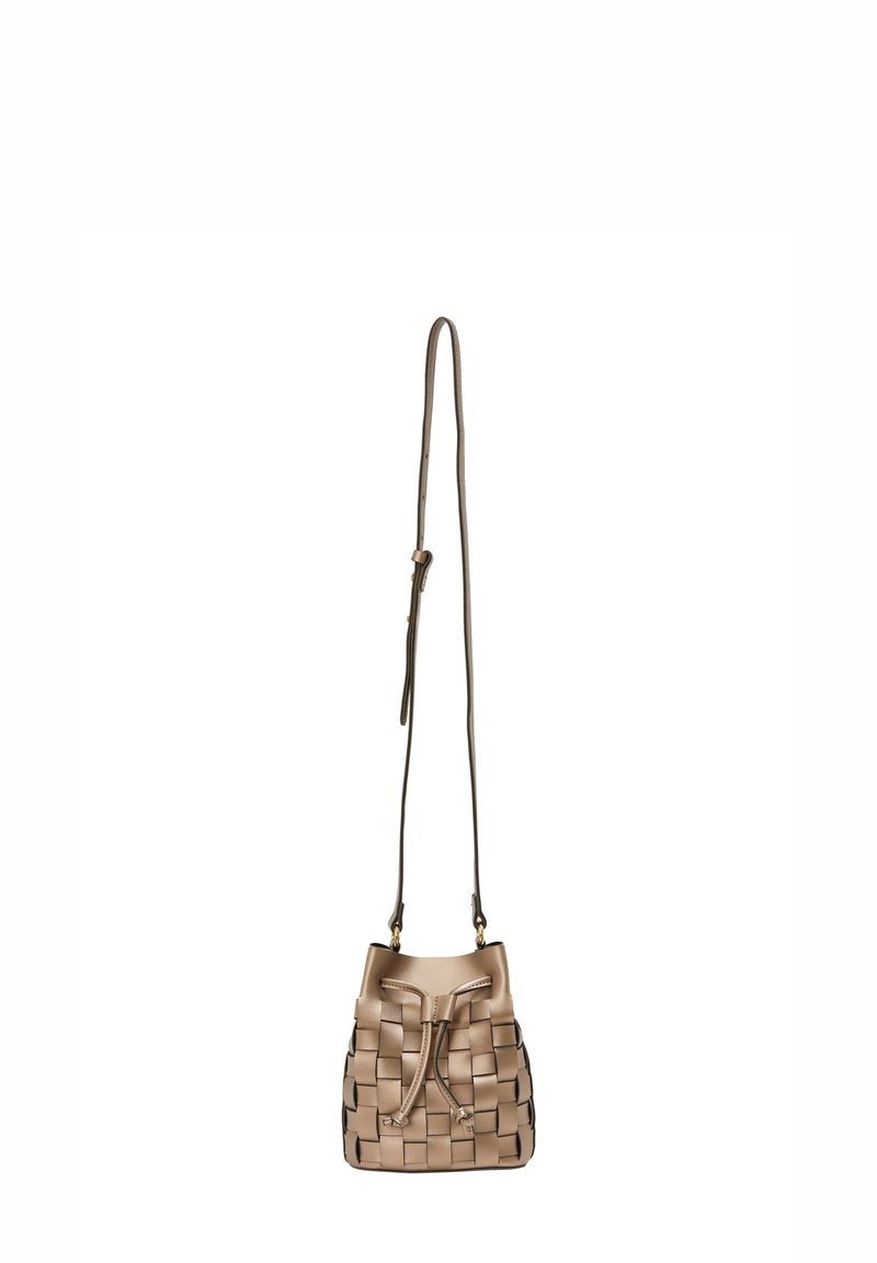 Bucket taske lavet af vævet beige læder med en glat finish. Har en snøre lukning og justerbar rem til alsidig brug.