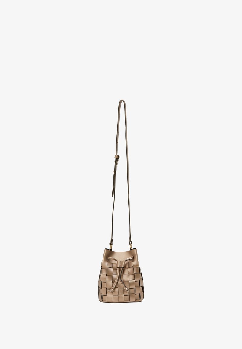 Bucket taske lavet af vævet beige læder med en glat finish. Har en snøre lukning og justerbar rem til alsidig brug.