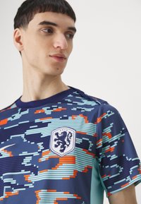 Nike Performance NETHERLAND KNVB ACADEMY PREMATCH - Pelipaita - blue void/copa/white