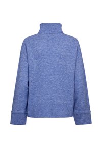 Blauwe, gebreide trui met een hoge kraag en geribde mouwen. Beschikt over een zachte textuur en een relaxte pasvorm. Het beeld toont de achterkant van het kledingstuk.